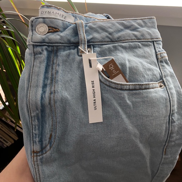 Perfect Mid Length Light Wash Jean Short - Picture 5 of 12